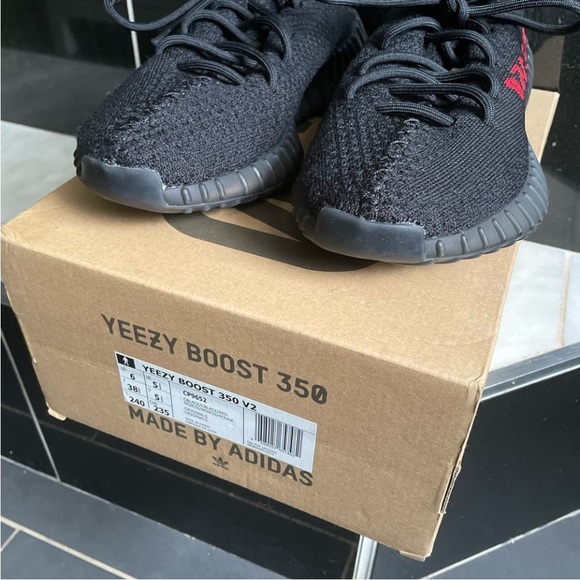 Yeezy size 6 black and ref insole is missing - Picture 7 of 9